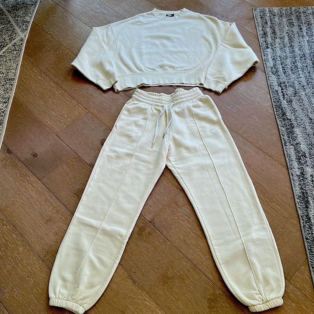 Nike set in size S. The top is cropped. Great fit. Light worn.